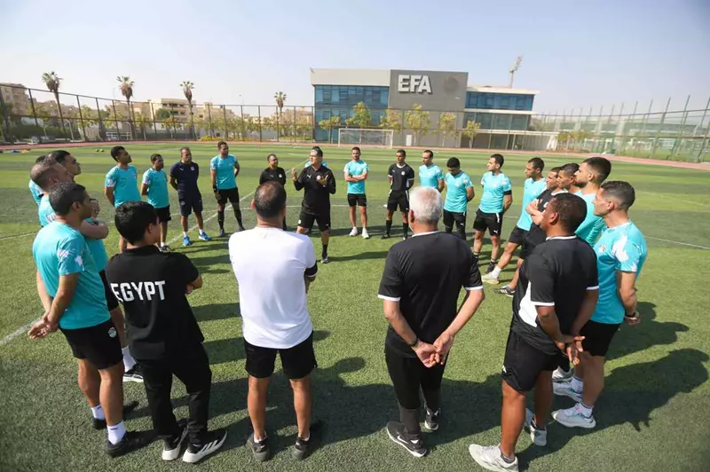 قبل جولات الحسم في الدوري.. أوسكار رويز يقود تدريبات مكثفة للحكام 